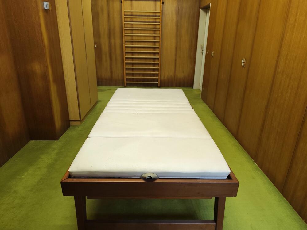 <p>Vila je površine 5.520 metara kvadratnih, a okružena je parkom od oko 75.000 kvadrata. Kompleks je završen za šest mjeseci, a lokacija je izabrana zbog specifične mikroklime, blizine izvorišta mineralne vode, naslaga ljekovitog blata i jedinstvenog pogleda na Bokokotorski zaliv...</p>