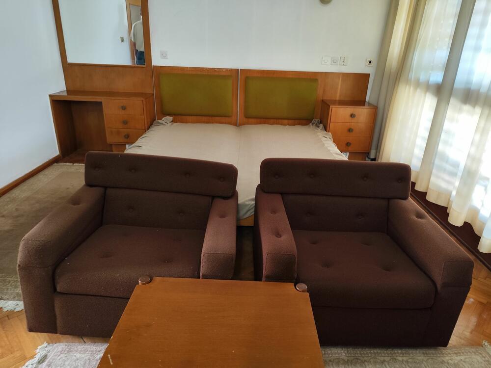 <p>Vila je površine 5.520 metara kvadratnih, a okružena je parkom od oko 75.000 kvadrata. Kompleks je završen za šest mjeseci, a lokacija je izabrana zbog specifične mikroklime, blizine izvorišta mineralne vode, naslaga ljekovitog blata i jedinstvenog pogleda na Bokokotorski zaliv...</p>