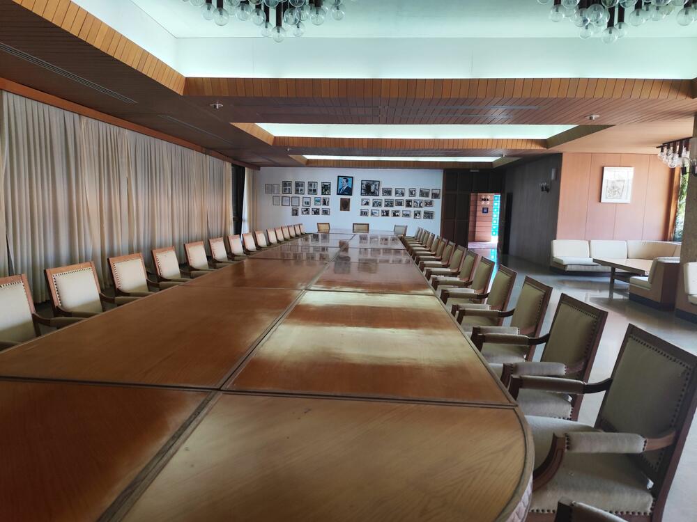 <p>Vila je površine 5.520 metara kvadratnih, a okružena je parkom od oko 75.000 kvadrata. Kompleks je završen za šest mjeseci, a lokacija je izabrana zbog specifične mikroklime, blizine izvorišta mineralne vode, naslaga ljekovitog blata i jedinstvenog pogleda na Bokokotorski zaliv...</p>