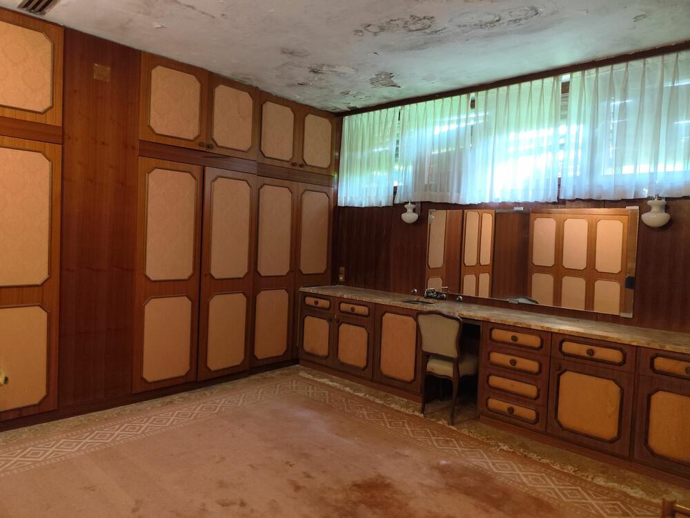 <p>Vila je površine 5.520 metara kvadratnih, a okružena je parkom od oko 75.000 kvadrata. Kompleks je završen za šest mjeseci, a lokacija je izabrana zbog specifične mikroklime, blizine izvorišta mineralne vode, naslaga ljekovitog blata i jedinstvenog pogleda na Bokokotorski zaliv...</p>