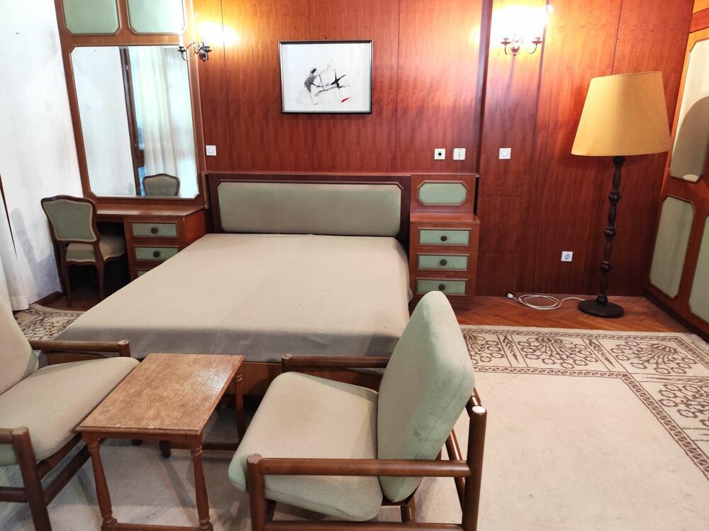 <p>Vila je površine 5.520 metara kvadratnih, a okružena je parkom od oko 75.000 kvadrata. Kompleks je završen za šest mjeseci, a lokacija je izabrana zbog specifične mikroklime, blizine izvorišta mineralne vode, naslaga ljekovitog blata i jedinstvenog pogleda na Bokokotorski zaliv...</p>