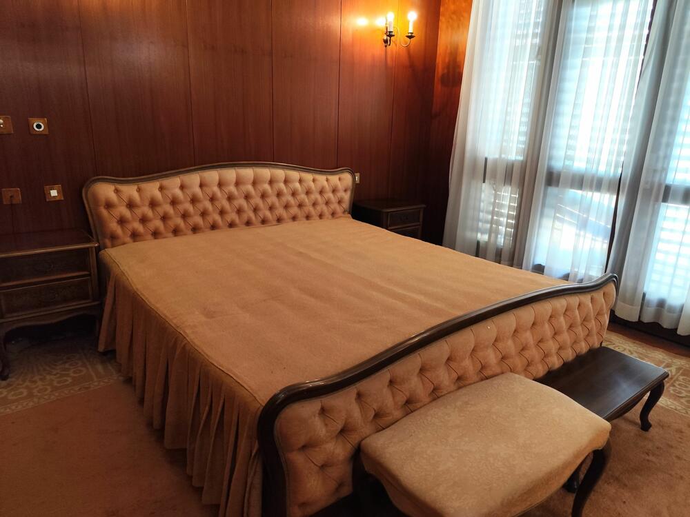 <p>Vila je površine 5.520 metara kvadratnih, a okružena je parkom od oko 75.000 kvadrata. Kompleks je završen za šest mjeseci, a lokacija je izabrana zbog specifične mikroklime, blizine izvorišta mineralne vode, naslaga ljekovitog blata i jedinstvenog pogleda na Bokokotorski zaliv...</p>