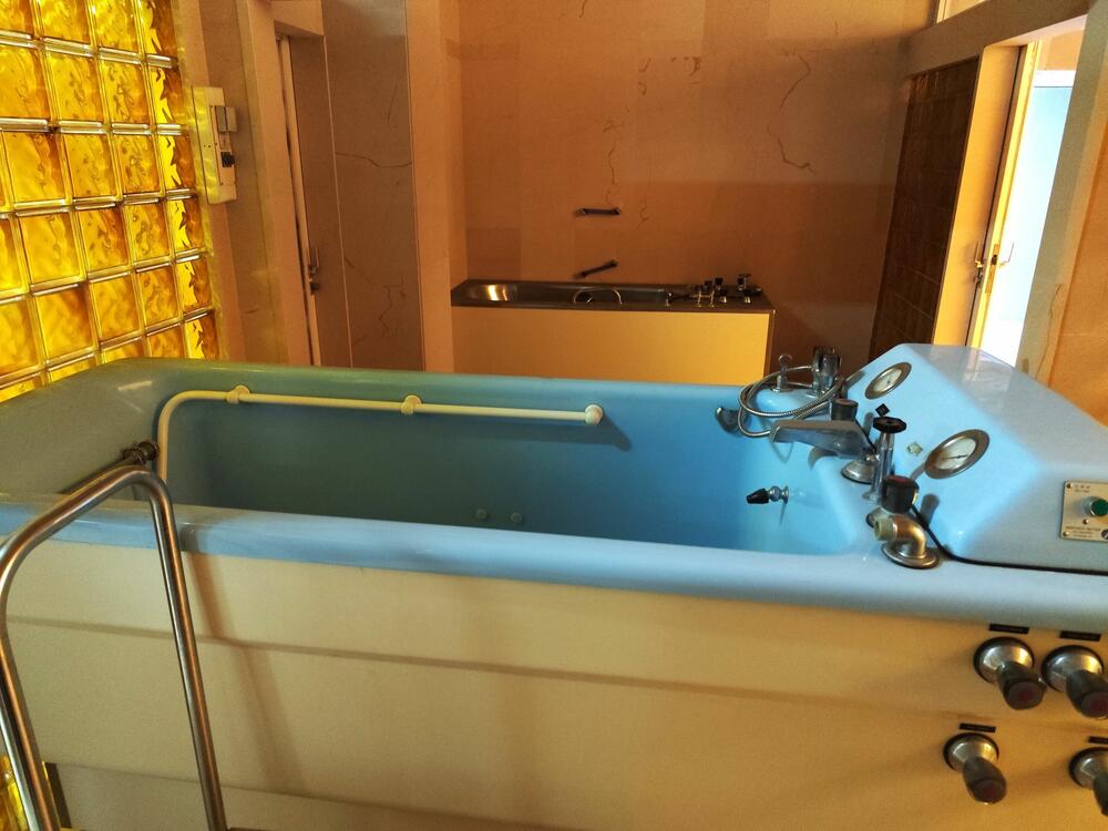 <p>Vila je površine 5.520 metara kvadratnih, a okružena je parkom od oko 75.000 kvadrata. Kompleks je završen za šest mjeseci, a lokacija je izabrana zbog specifične mikroklime, blizine izvorišta mineralne vode, naslaga ljekovitog blata i jedinstvenog pogleda na Bokokotorski zaliv...</p>