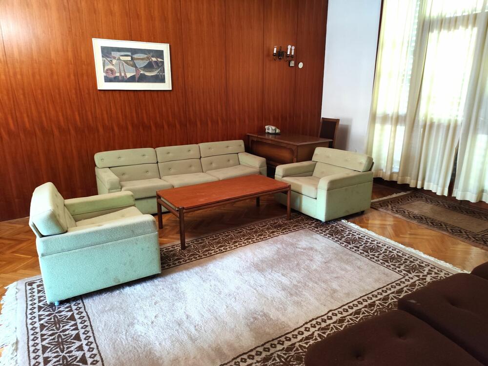 <p>Vila je površine 5.520 metara kvadratnih, a okružena je parkom od oko 75.000 kvadrata. Kompleks je završen za šest mjeseci, a lokacija je izabrana zbog specifične mikroklime, blizine izvorišta mineralne vode, naslaga ljekovitog blata i jedinstvenog pogleda na Bokokotorski zaliv...</p>