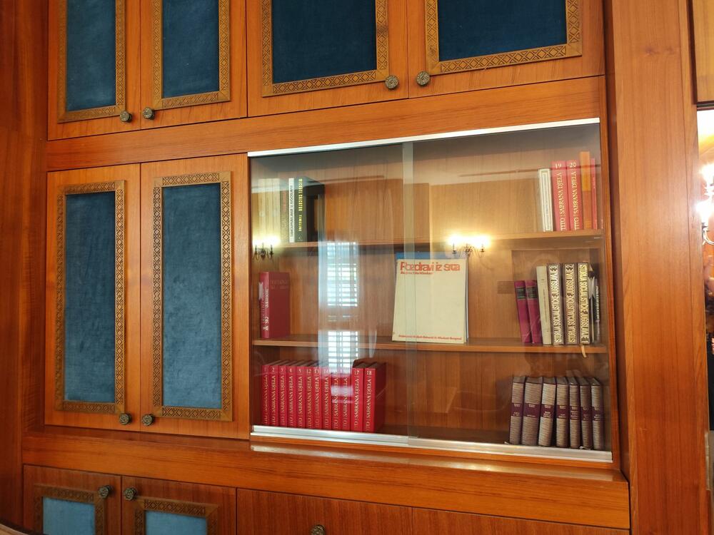 <p>Vila je površine 5.520 metara kvadratnih, a okružena je parkom od oko 75.000 kvadrata. Kompleks je završen za šest mjeseci, a lokacija je izabrana zbog specifične mikroklime, blizine izvorišta mineralne vode, naslaga ljekovitog blata i jedinstvenog pogleda na Bokokotorski zaliv...</p>