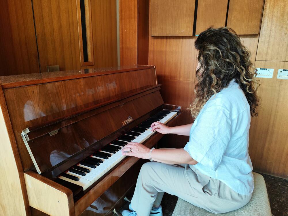 <p>Vila je površine 5.520 metara kvadratnih, a okružena je parkom od oko 75.000 kvadrata. Kompleks je završen za šest mjeseci, a lokacija je izabrana zbog specifične mikroklime, blizine izvorišta mineralne vode, naslaga ljekovitog blata i jedinstvenog pogleda na Bokokotorski zaliv...</p>