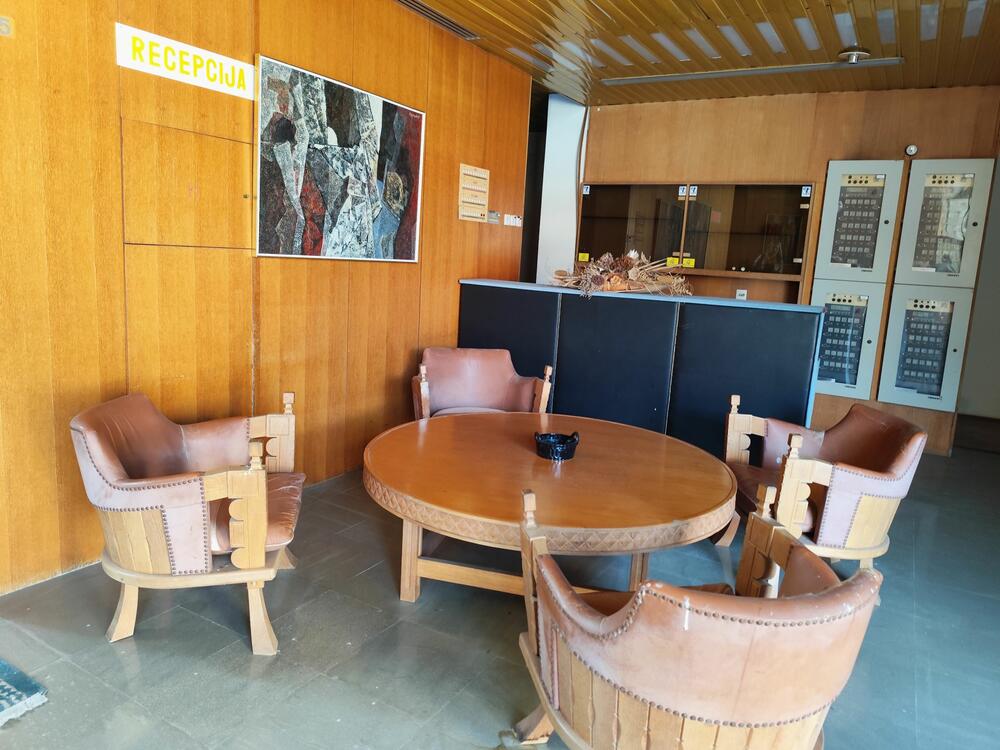 <p>Vila je površine 5.520 metara kvadratnih, a okružena je parkom od oko 75.000 kvadrata. Kompleks je završen za šest mjeseci, a lokacija je izabrana zbog specifične mikroklime, blizine izvorišta mineralne vode, naslaga ljekovitog blata i jedinstvenog pogleda na Bokokotorski zaliv...</p>