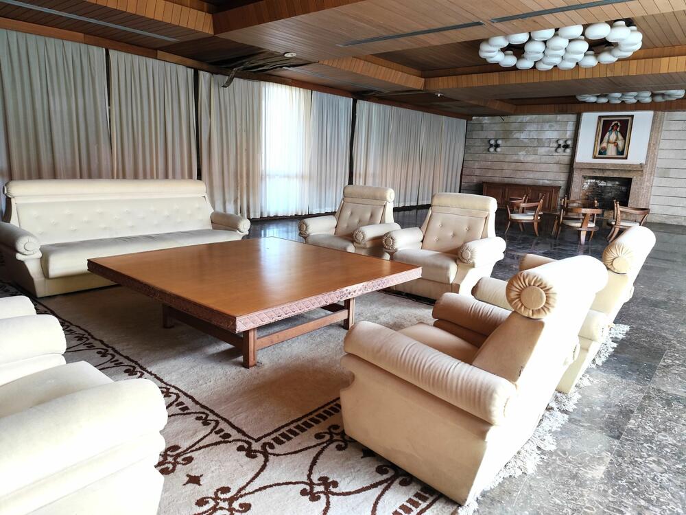 <p>Vila je površine 5.520 metara kvadratnih, a okružena je parkom od oko 75.000 kvadrata. Kompleks je završen za šest mjeseci, a lokacija je izabrana zbog specifične mikroklime, blizine izvorišta mineralne vode, naslaga ljekovitog blata i jedinstvenog pogleda na Bokokotorski zaliv...</p>