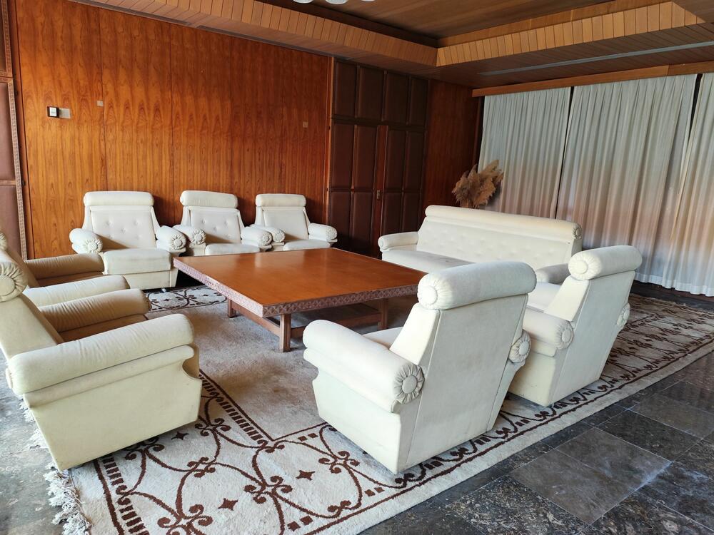 <p>Vila je površine 5.520 metara kvadratnih, a okružena je parkom od oko 75.000 kvadrata. Kompleks je završen za šest mjeseci, a lokacija je izabrana zbog specifične mikroklime, blizine izvorišta mineralne vode, naslaga ljekovitog blata i jedinstvenog pogleda na Bokokotorski zaliv...</p>