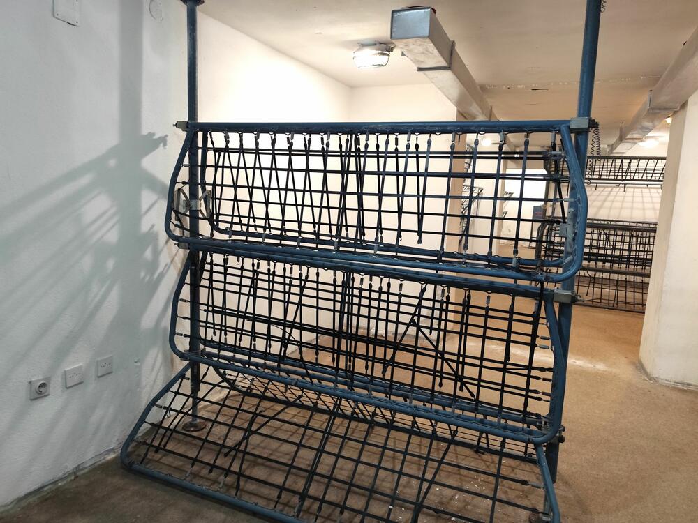 <p>Vila je površine 5.520 metara kvadratnih, a okružena je parkom od oko 75.000 kvadrata. Kompleks je završen za šest mjeseci, a lokacija je izabrana zbog specifične mikroklime, blizine izvorišta mineralne vode, naslaga ljekovitog blata i jedinstvenog pogleda na Bokokotorski zaliv...</p>