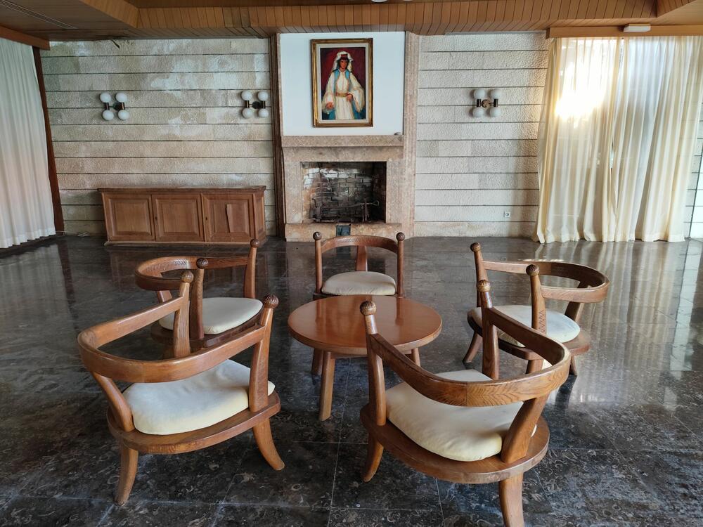 <p>Vila je površine 5.520 metara kvadratnih, a okružena je parkom od oko 75.000 kvadrata. Kompleks je završen za šest mjeseci, a lokacija je izabrana zbog specifične mikroklime, blizine izvorišta mineralne vode, naslaga ljekovitog blata i jedinstvenog pogleda na Bokokotorski zaliv...</p>