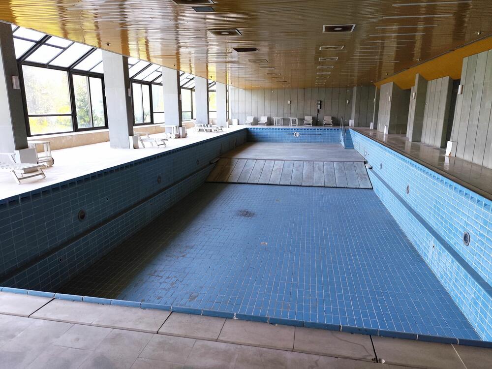 <p>Vila je površine 5.520 metara kvadratnih, a okružena je parkom od oko 75.000 kvadrata. Kompleks je završen za šest mjeseci, a lokacija je izabrana zbog specifične mikroklime, blizine izvorišta mineralne vode, naslaga ljekovitog blata i jedinstvenog pogleda na Bokokotorski zaliv...</p>