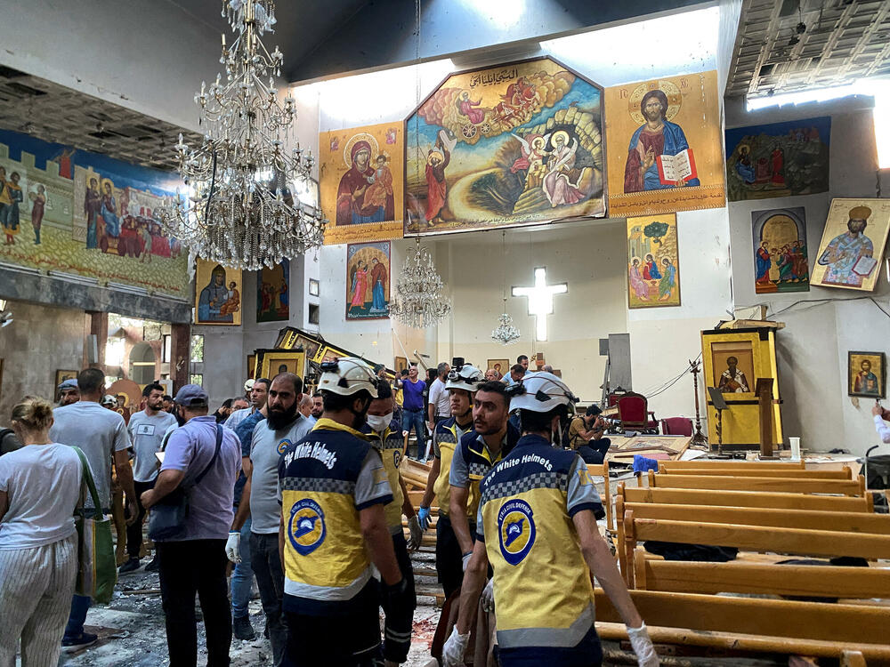 <p>Nijedna grupa nije odmah preuzela odgovornost, ali sirijsko Ministarstvo unutrašnjih poslova saopštilo je da je ekstremista iz grupe tzv. Islamska država ušao u crkvu, pucao na ljude tamo prije nego što je detonirao prsluk s eksplozivom</p>