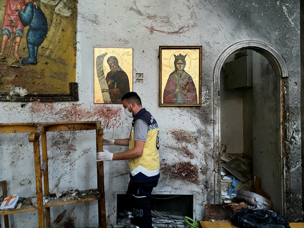 <p>Nijedna grupa nije odmah preuzela odgovornost, ali sirijsko Ministarstvo unutrašnjih poslova saopštilo je da je ekstremista iz grupe tzv. Islamska država ušao u crkvu, pucao na ljude tamo prije nego što je detonirao prsluk s eksplozivom</p>