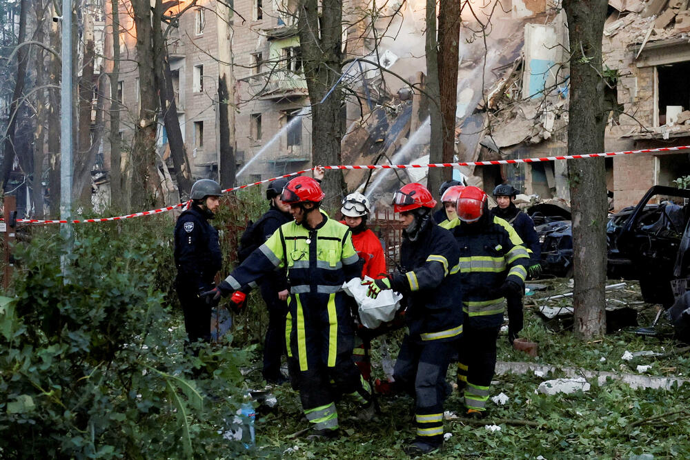 <p>"Ruski stil je nepromijenjen - udaraju tamo gdje može biti ljudi. Stambene zgrade, izlazi iz skloništa - to je ruski stil", rekao je Timur Tkačenko, šef kijevske vojne administracije, u aplikaciji za razmjenu poruka Telegram</p>