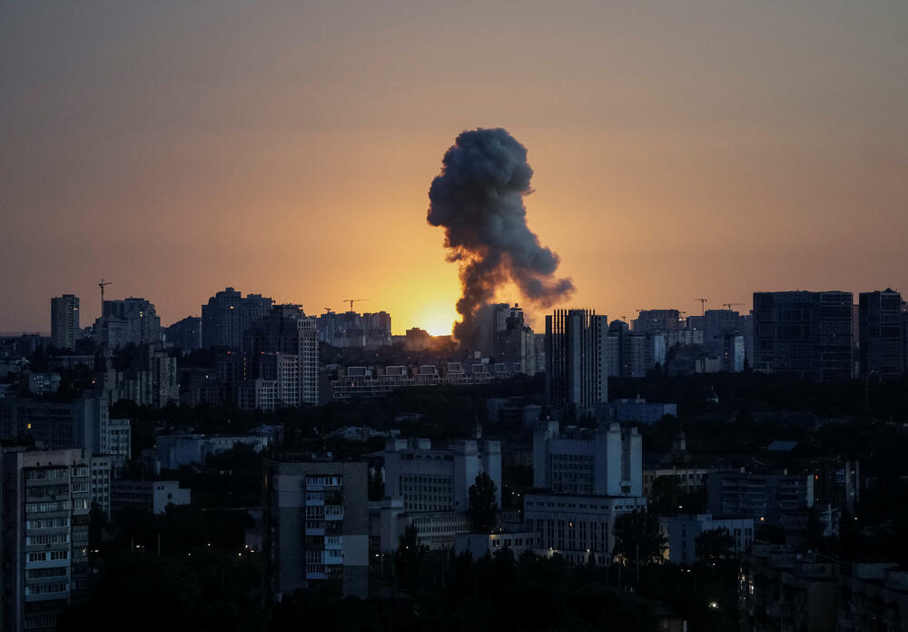 <p>"Ruski stil je nepromijenjen - udaraju tamo gdje može biti ljudi. Stambene zgrade, izlazi iz skloništa - to je ruski stil", rekao je Timur Tkačenko, šef kijevske vojne administracije, u aplikaciji za razmjenu poruka Telegram</p>