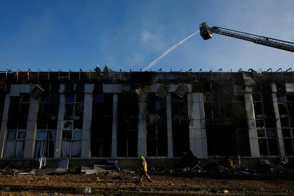 <p>"Ruski stil je nepromijenjen - udaraju tamo gdje može biti ljudi. Stambene zgrade, izlazi iz skloništa - to je ruski stil", rekao je Timur Tkačenko, šef kijevske vojne administracije, u aplikaciji za razmjenu poruka Telegram</p>