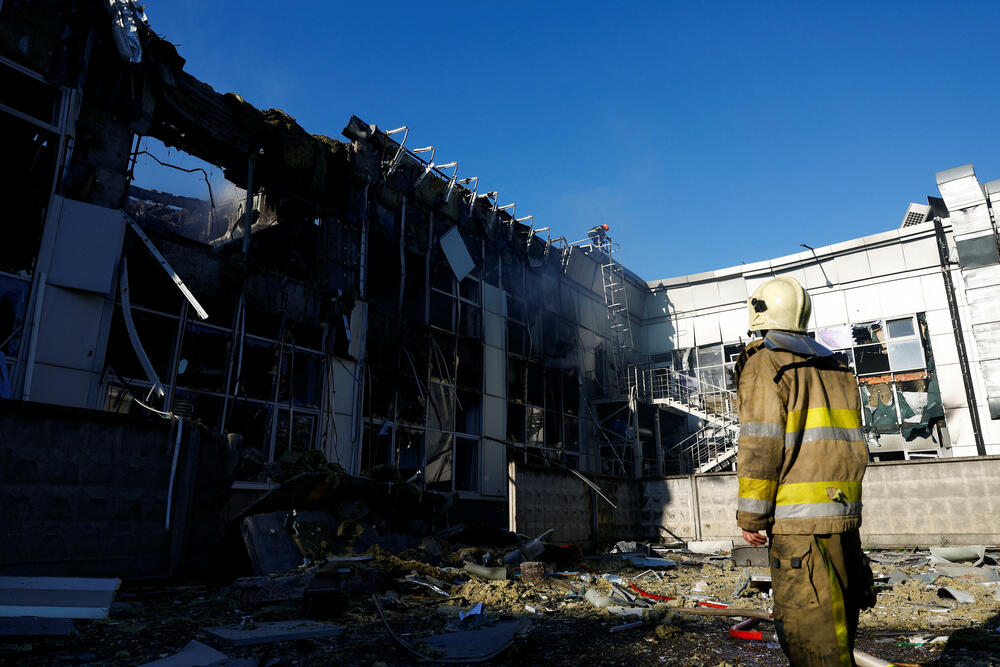 <p>"Ruski stil je nepromijenjen - udaraju tamo gdje može biti ljudi. Stambene zgrade, izlazi iz skloništa - to je ruski stil", rekao je Timur Tkačenko, šef kijevske vojne administracije, u aplikaciji za razmjenu poruka Telegram</p>