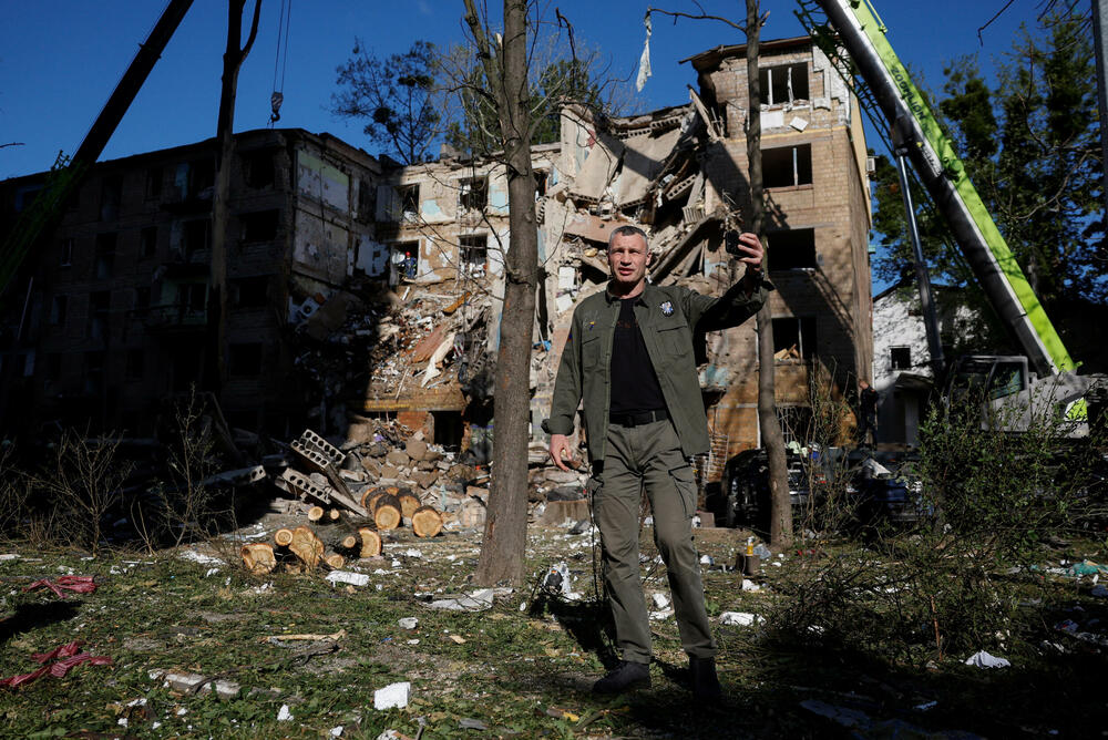 <p>"Ruski stil je nepromijenjen - udaraju tamo gdje može biti ljudi. Stambene zgrade, izlazi iz skloništa - to je ruski stil", rekao je Timur Tkačenko, šef kijevske vojne administracije, u aplikaciji za razmjenu poruka Telegram</p>