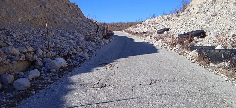 <p>"Od svih rudarskih kopova na teritoriji Župe, rudokop Zagrad se jedini nalazi u neposrednom okruženju naseljenog mjesta, zbog čega njegova devastacija višestruko negativno utiče na svakodnevni život domicilnog stanovništva. Pored narušene životne sredine i smanjene bezbjednosti, ovakvo stanje ima i potencijalno štetne posljedice po zdravlje stanovnika", istakao je izvršni direktor Zagrad Montenegro, Ivan Đurović</p>