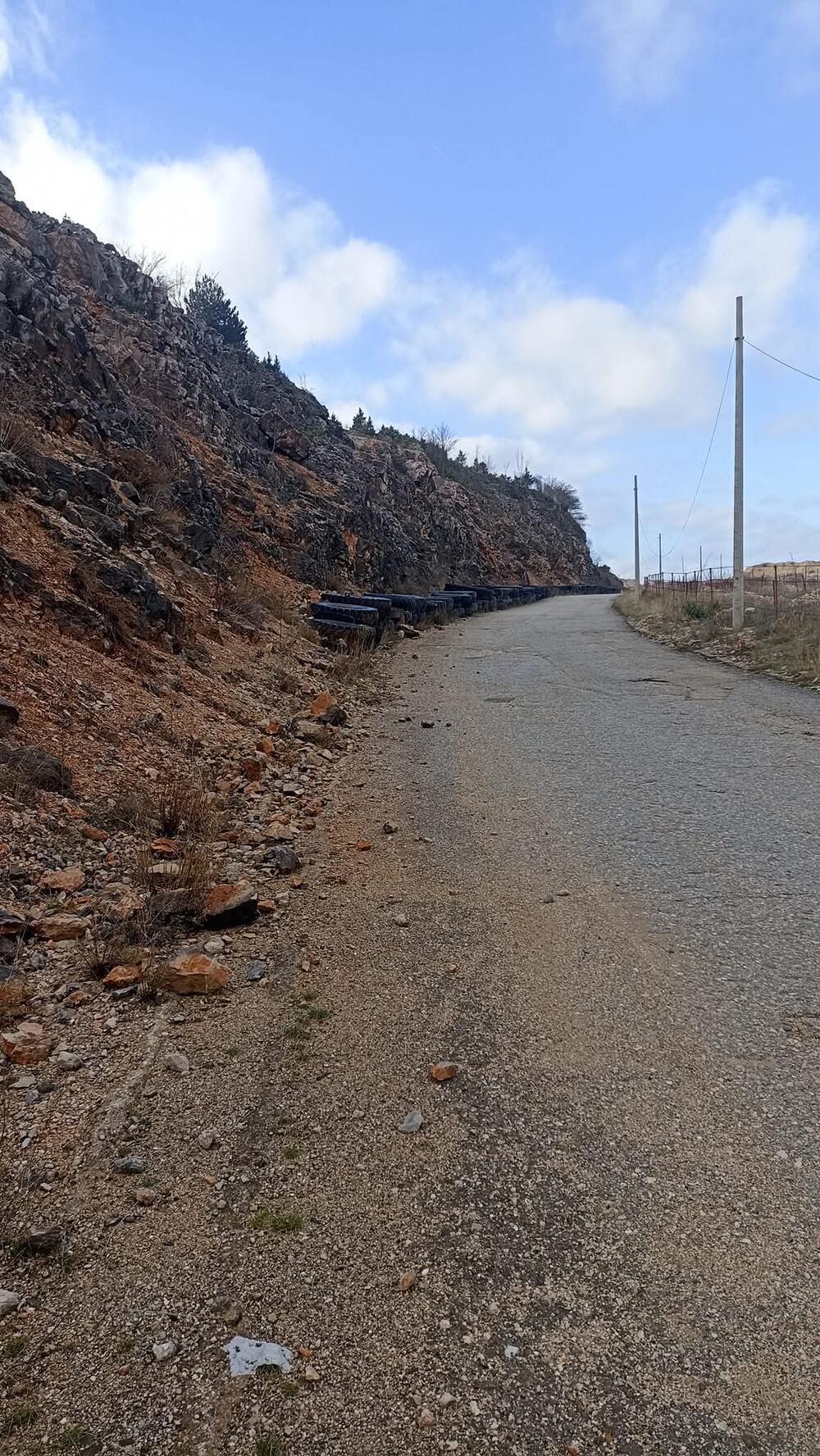 <p>"Od svih rudarskih kopova na teritoriji Župe, rudokop Zagrad se jedini nalazi u neposrednom okruženju naseljenog mjesta, zbog čega njegova devastacija višestruko negativno utiče na svakodnevni život domicilnog stanovništva. Pored narušene životne sredine i smanjene bezbjednosti, ovakvo stanje ima i potencijalno štetne posljedice po zdravlje stanovnika", istakao je izvršni direktor Zagrad Montenegro, Ivan Đurović</p>