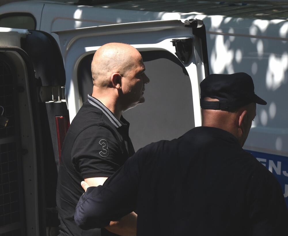 <p>Odbrana je tražila i da se suđenje odloži radi pripreme i upoznavanja sa spisima predmeta odbrane optuženog Aleksandra Kekovića</p>