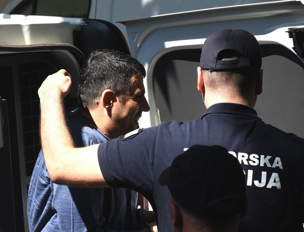 <p>Odbrana je tražila i da se suđenje odloži radi pripreme i upoznavanja sa spisima predmeta odbrane optuženog Aleksandra Kekovića</p>