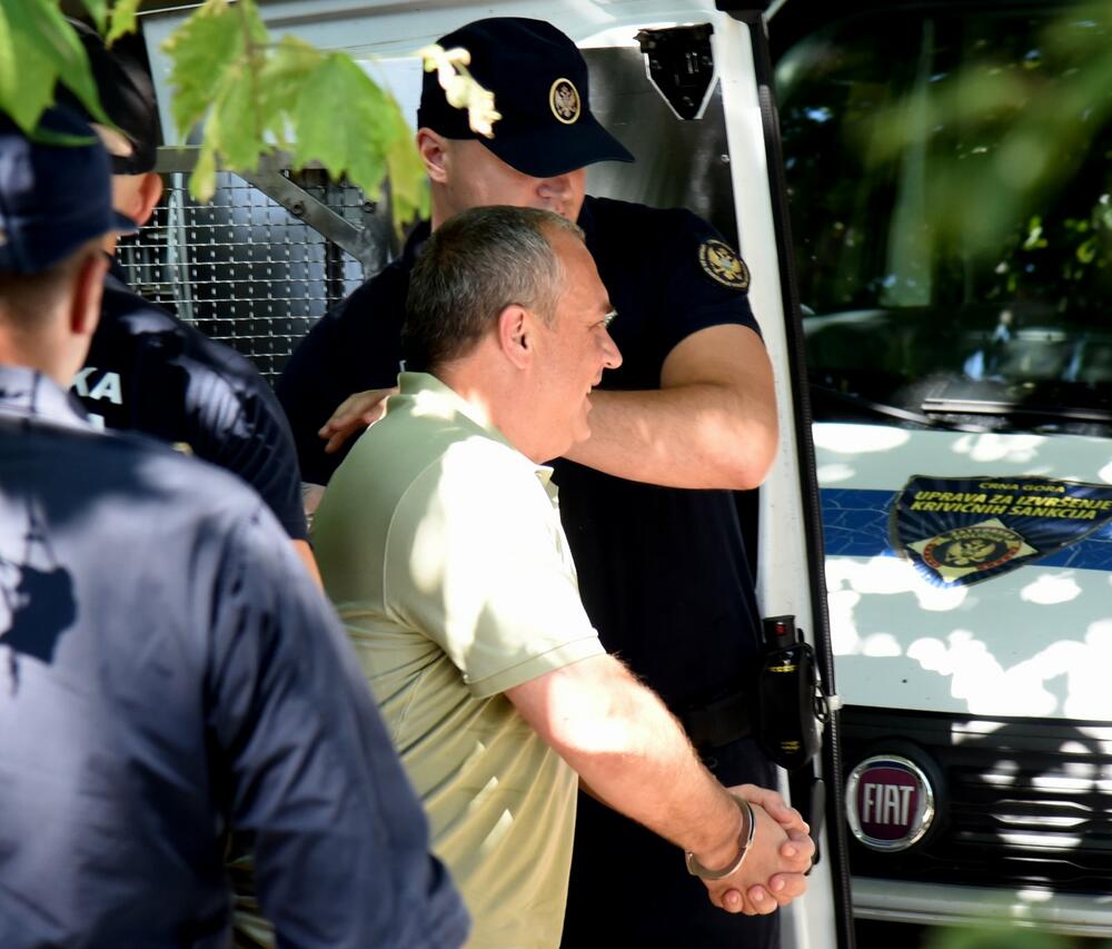 <p>Odbrana je tražila i da se suđenje odloži radi pripreme i upoznavanja sa spisima predmeta odbrane optuženog Aleksandra Kekovića</p>