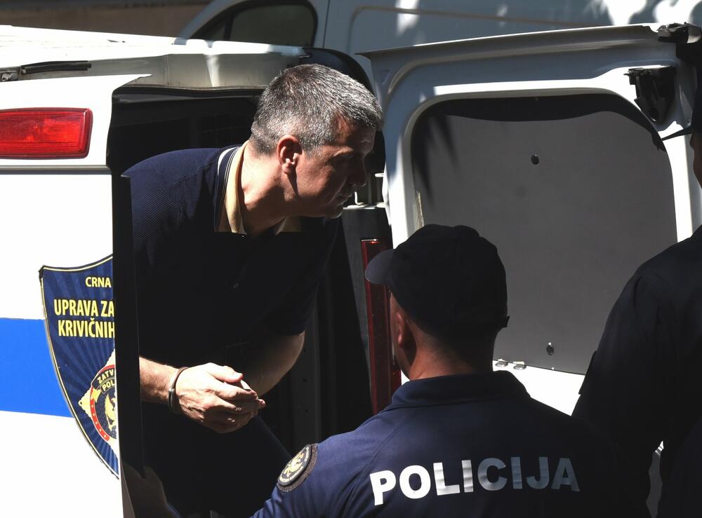 <p>Odbrana je tražila i da se suđenje odloži radi pripreme i upoznavanja sa spisima predmeta odbrane optuženog Aleksandra Kekovića</p>