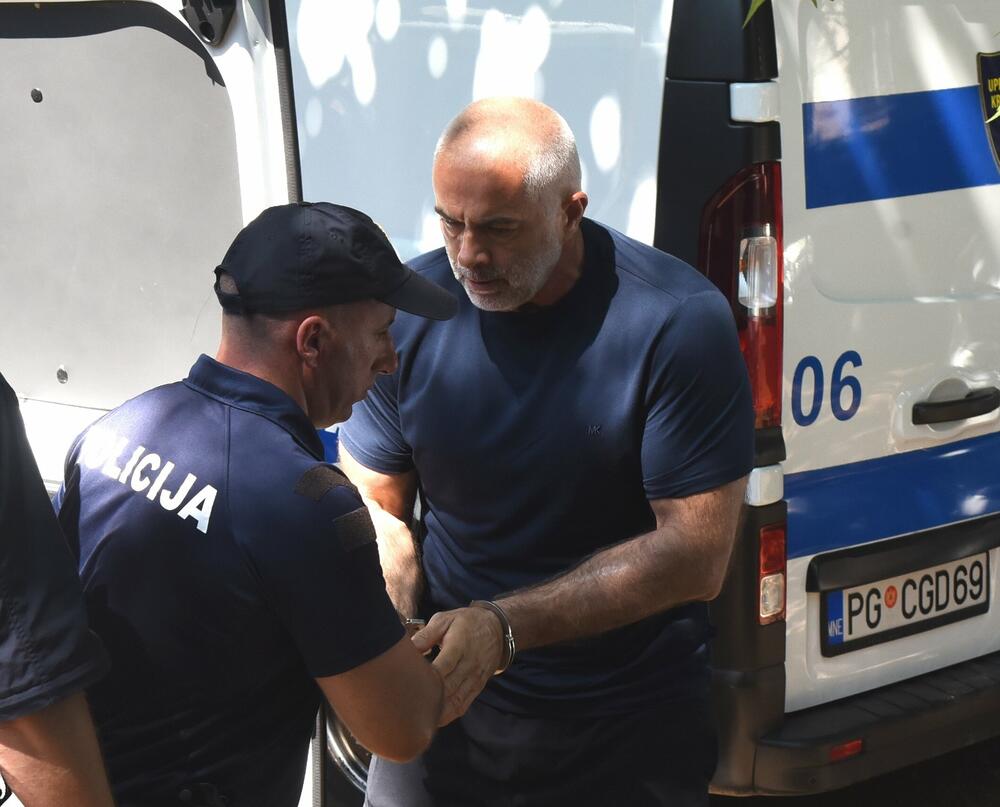 <p>Odbrana je tražila i da se suđenje odloži radi pripreme i upoznavanja sa spisima predmeta odbrane optuženog Aleksandra Kekovića</p>