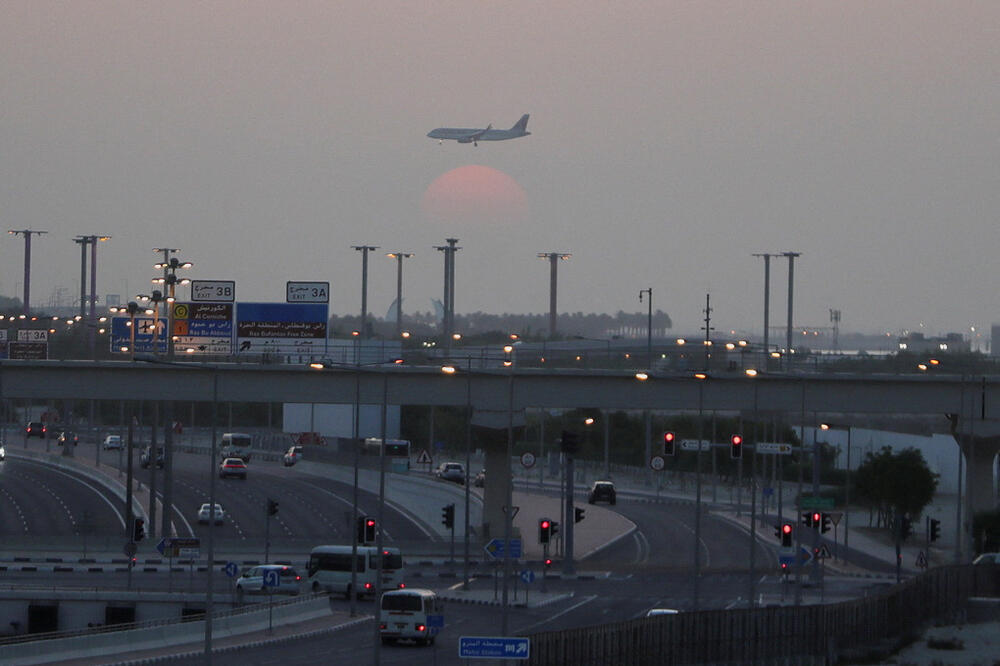 Putnički avion leti tokom izlaska sunca, snimljeno iz Al Tumame, distrikta u Dohi, glavnom gradu Katara, Foto: Reuters