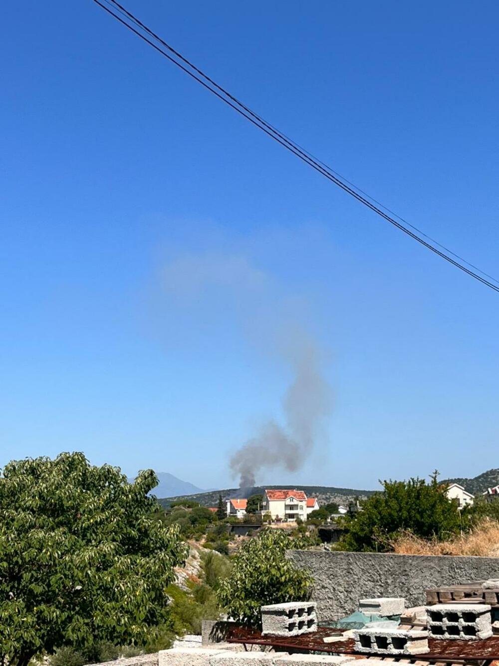 <p>Komandir Službe zaštite i spašavanja Podgorica, Nikola Bojanović je kazao da ih je o požaru obavijestila Komunalna policija Opštine Tuzi</p>