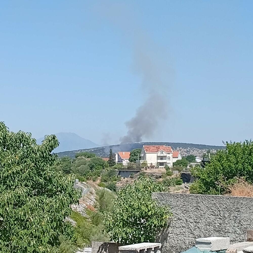 <p>Komandir Službe zaštite i spašavanja Podgorica, Nikola Bojanović je kazao da ih je o požaru obavijestila Komunalna policija Opštine Tuzi</p>