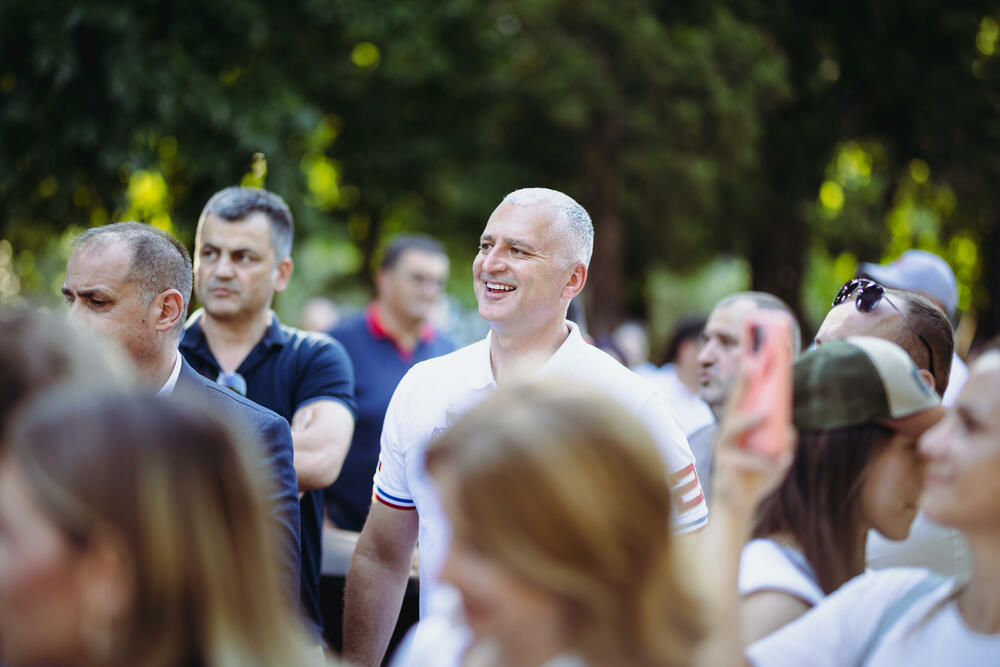 <p>"Olimpijski duh nije rezervisan samo za najveće arene i medalje. On živi ovdje među nama na terenima, igralištima i u školskim salama širom Crne Gore", poručio je predsjednik Crnogorskog olimpijskog komiteta, Dušan Simonović.</p>