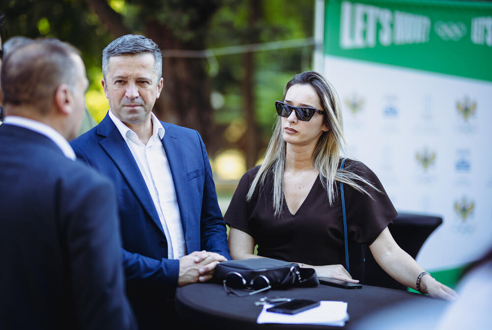 <p>"Olimpijski duh nije rezervisan samo za najveće arene i medalje. On živi ovdje među nama na terenima, igralištima i u školskim salama širom Crne Gore", poručio je predsjednik Crnogorskog olimpijskog komiteta, Dušan Simonović.</p>