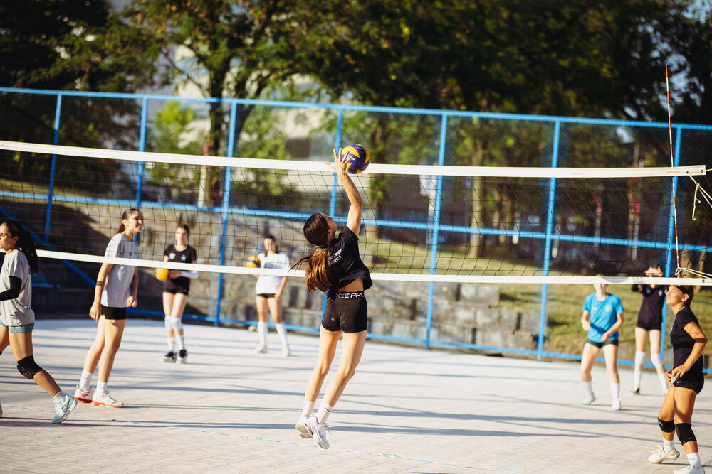 <p>"Olimpijski duh nije rezervisan samo za najveće arene i medalje. On živi ovdje među nama na terenima, igralištima i u školskim salama širom Crne Gore", poručio je predsjednik Crnogorskog olimpijskog komiteta, Dušan Simonović.</p>