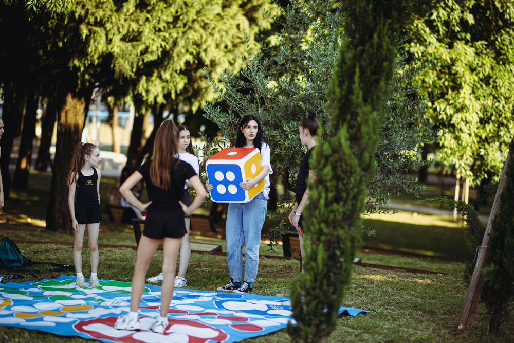 <p>"Olimpijski duh nije rezervisan samo za najveće arene i medalje. On živi ovdje među nama na terenima, igralištima i u školskim salama širom Crne Gore", poručio je predsjednik Crnogorskog olimpijskog komiteta, Dušan Simonović.</p>