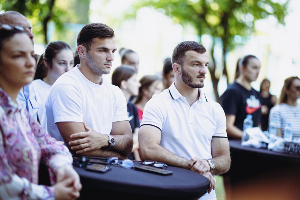 <p>"Olimpijski duh nije rezervisan samo za najveće arene i medalje. On živi ovdje među nama na terenima, igralištima i u školskim salama širom Crne Gore", poručio je predsjednik Crnogorskog olimpijskog komiteta, Dušan Simonović.</p>