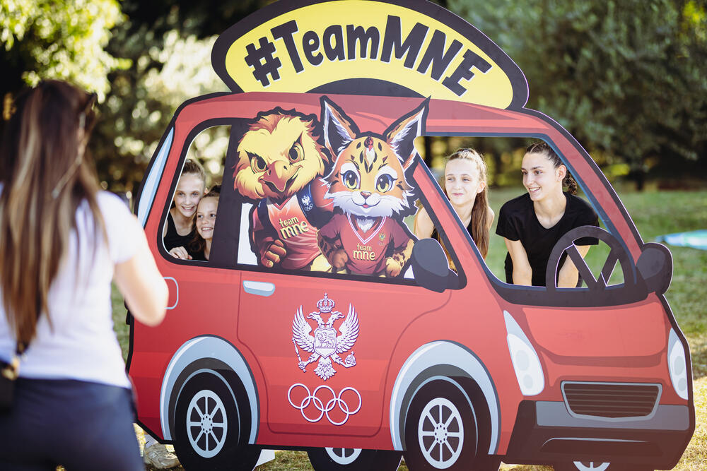 <p>"Olimpijski duh nije rezervisan samo za najveće arene i medalje. On živi ovdje među nama na terenima, igralištima i u školskim salama širom Crne Gore", poručio je predsjednik Crnogorskog olimpijskog komiteta, Dušan Simonović.</p>