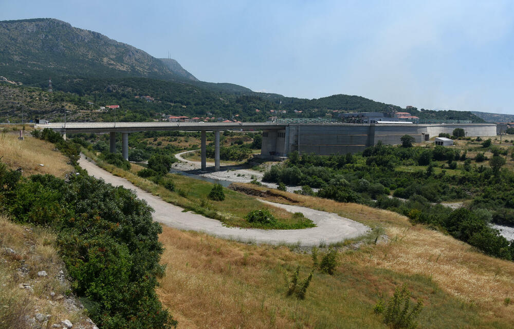 <p>Prostorni plan u dijelu Rogama i dalje predviđa zabranu gradnje i rušenje 35 kuća, iako je prema Božaju ostala samo moguća varijanta brza cesta i to “ako bude potrebna Albaniji”</p>