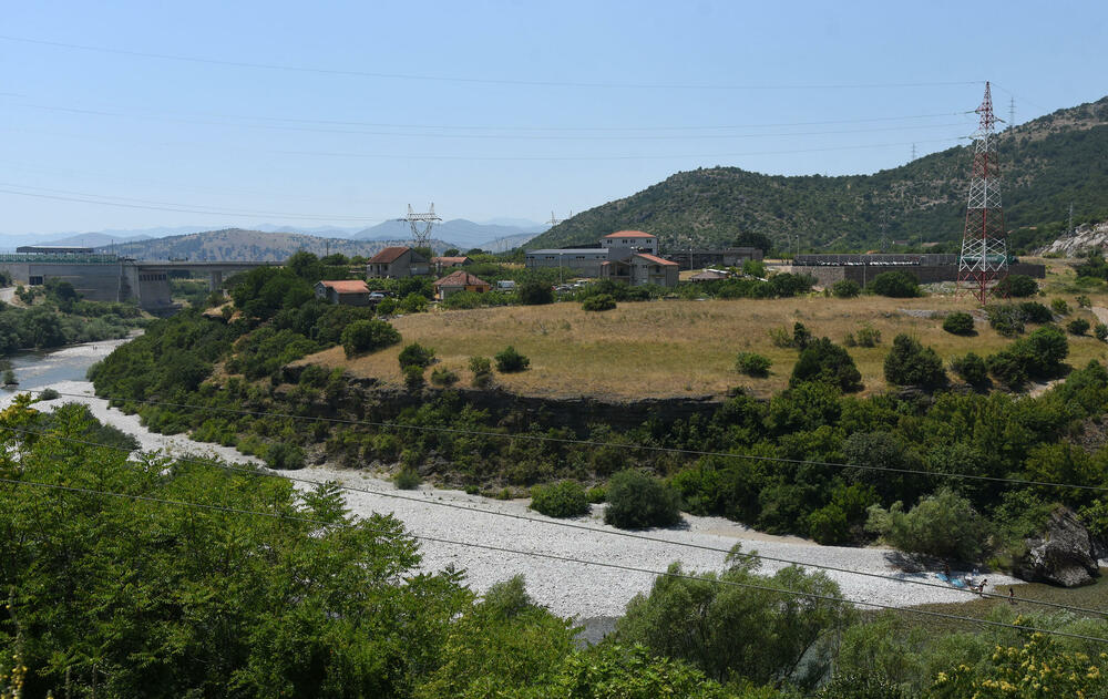 <p>Prostorni plan u dijelu Rogama i dalje predviđa zabranu gradnje i rušenje 35 kuća, iako je prema Božaju ostala samo moguća varijanta brza cesta i to “ako bude potrebna Albaniji”</p>
