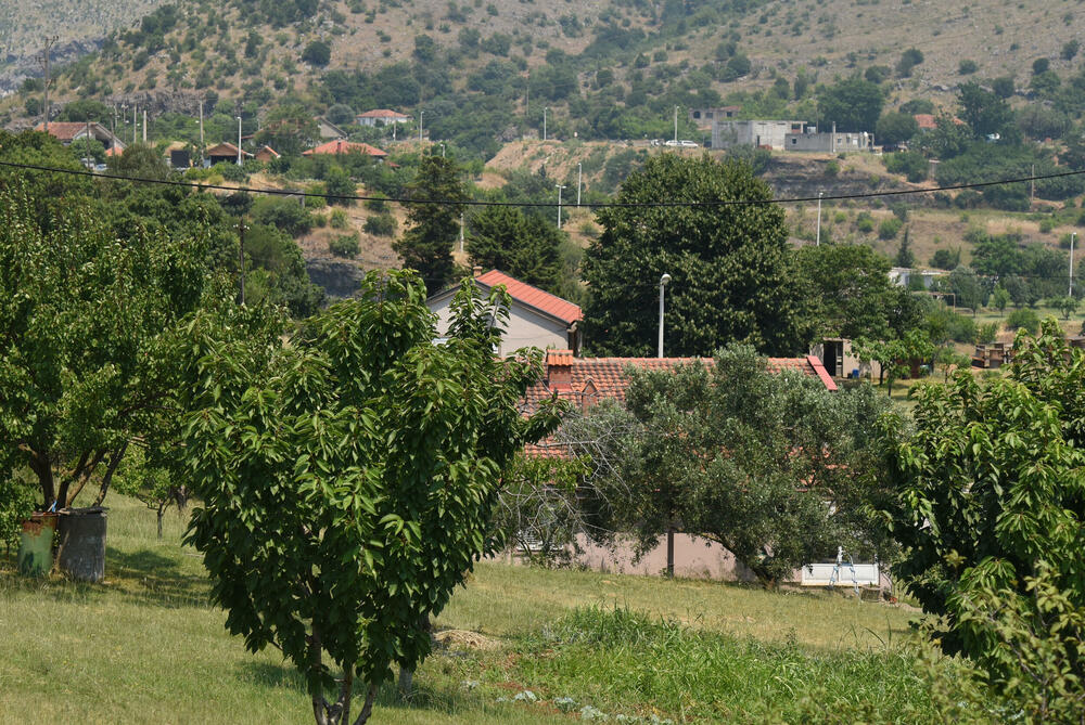 <p>Prostorni plan u dijelu Rogama i dalje predviđa zabranu gradnje i rušenje 35 kuća, iako je prema Božaju ostala samo moguća varijanta brza cesta i to “ako bude potrebna Albaniji”</p>