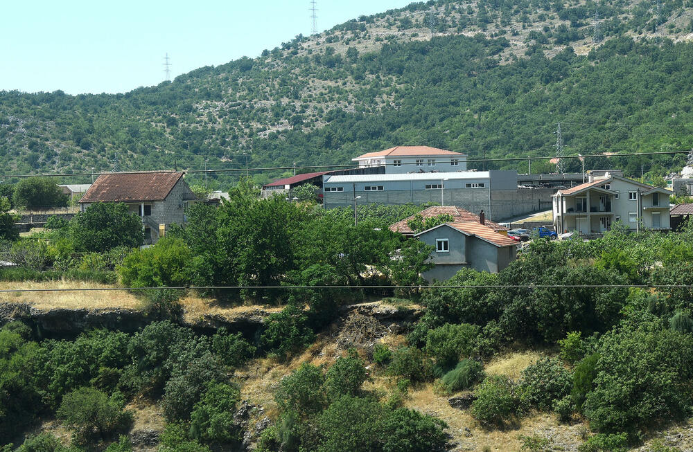 <p>Prostorni plan u dijelu Rogama i dalje predviđa zabranu gradnje i rušenje 35 kuća, iako je prema Božaju ostala samo moguća varijanta brza cesta i to “ako bude potrebna Albaniji”</p>