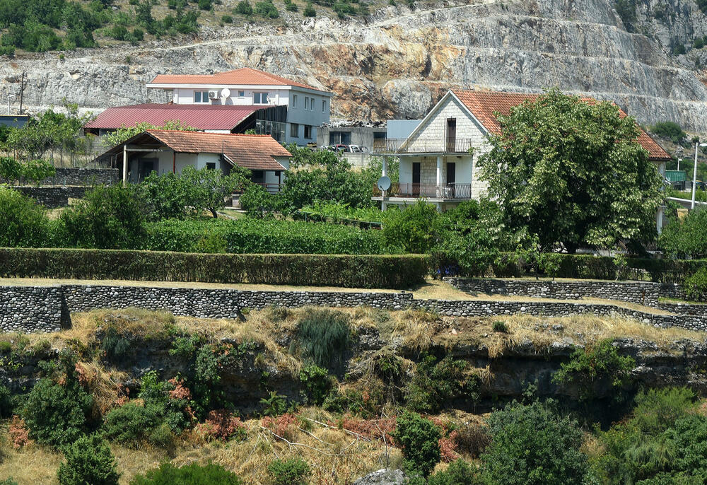 <p>Prostorni plan u dijelu Rogama i dalje predviđa zabranu gradnje i rušenje 35 kuća, iako je prema Božaju ostala samo moguća varijanta brza cesta i to “ako bude potrebna Albaniji”</p>