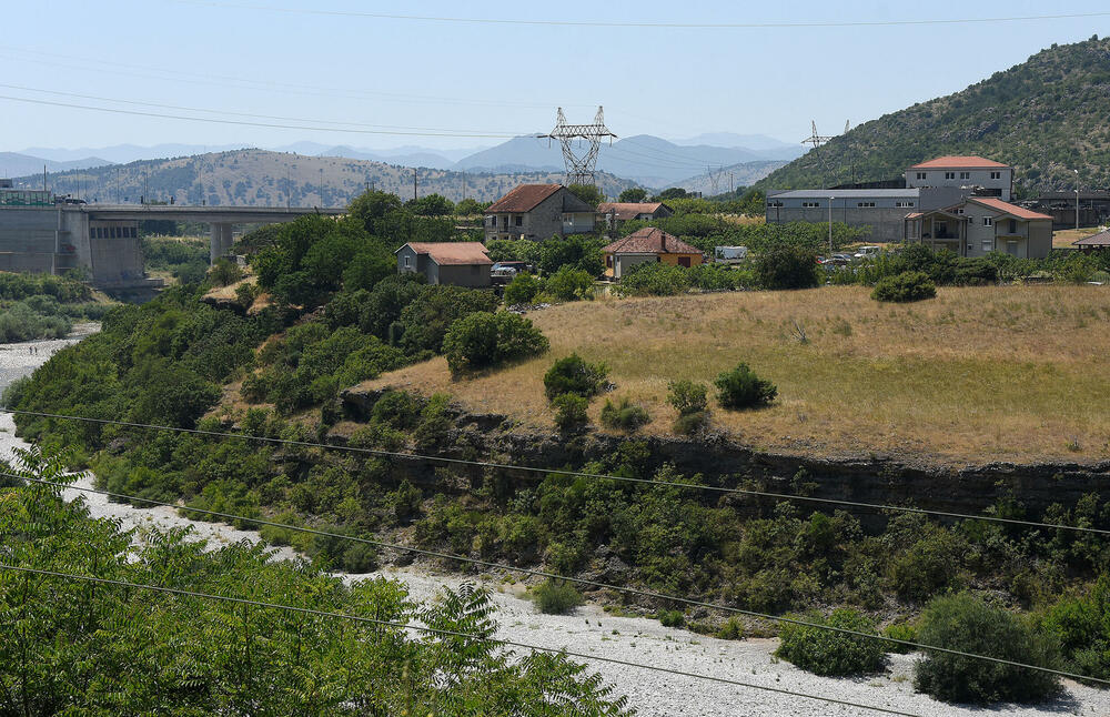 <p>Prostorni plan u dijelu Rogama i dalje predviđa zabranu gradnje i rušenje 35 kuća, iako je prema Božaju ostala samo moguća varijanta brza cesta i to “ako bude potrebna Albaniji”</p>