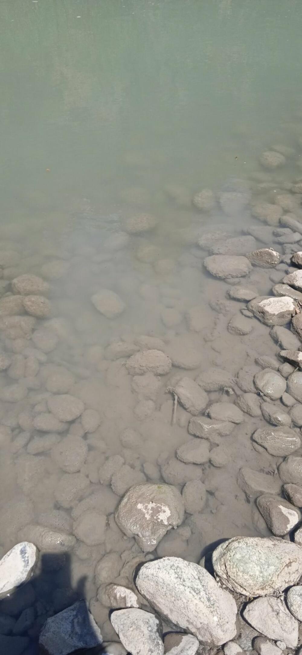 <p>Šljaka i otpadne vode iz Rudnika olova i cinka Šuplja stijena otekle i zamutile izvorište Badanja.</p>  <p>Iz Rudnika tvrde da na to nisu mogli da utiču, a šteta po životnu sredinu biće utvrđena narednih dana</p>