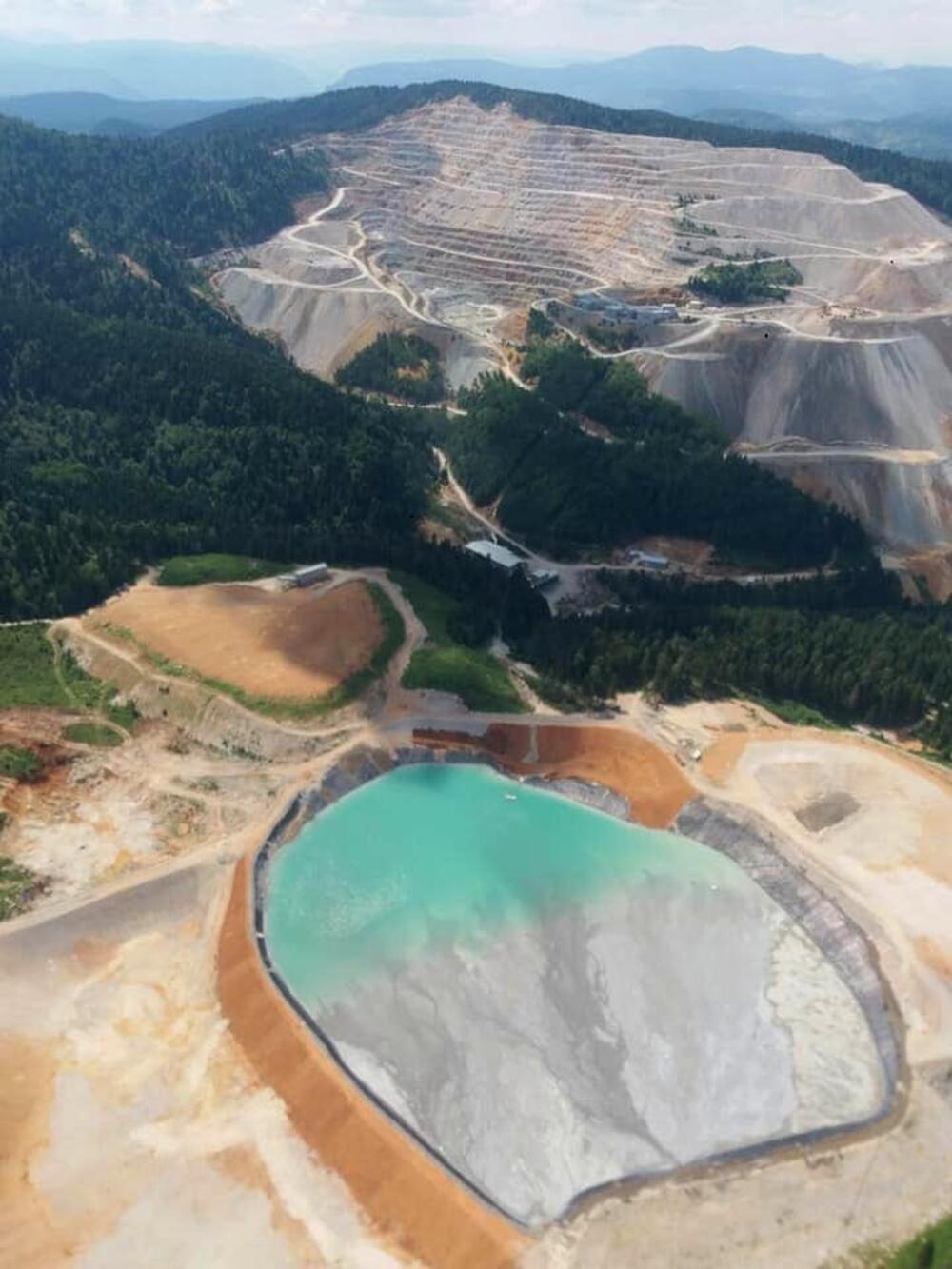 <p>Šljaka i otpadne vode iz Rudnika olova i cinka Šuplja stijena otekle i zamutile izvorište Badanja.</p>  <p>Iz Rudnika tvrde da na to nisu mogli da utiču, a šteta po životnu sredinu biće utvrđena narednih dana</p>