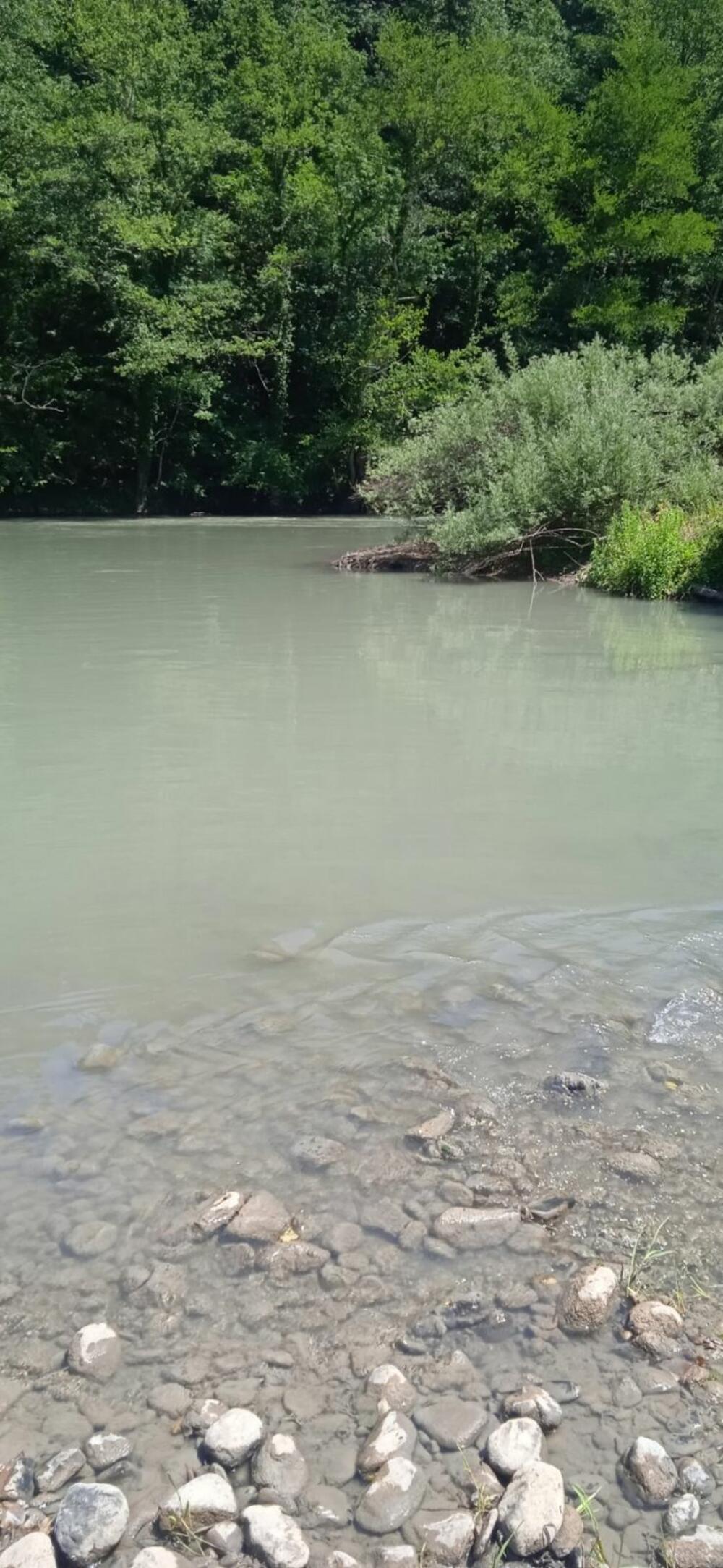 <p>Šljaka i otpadne vode iz Rudnika olova i cinka Šuplja stijena otekle i zamutile izvorište Badanja.</p>  <p>Iz Rudnika tvrde da na to nisu mogli da utiču, a šteta po životnu sredinu biće utvrđena narednih dana</p>