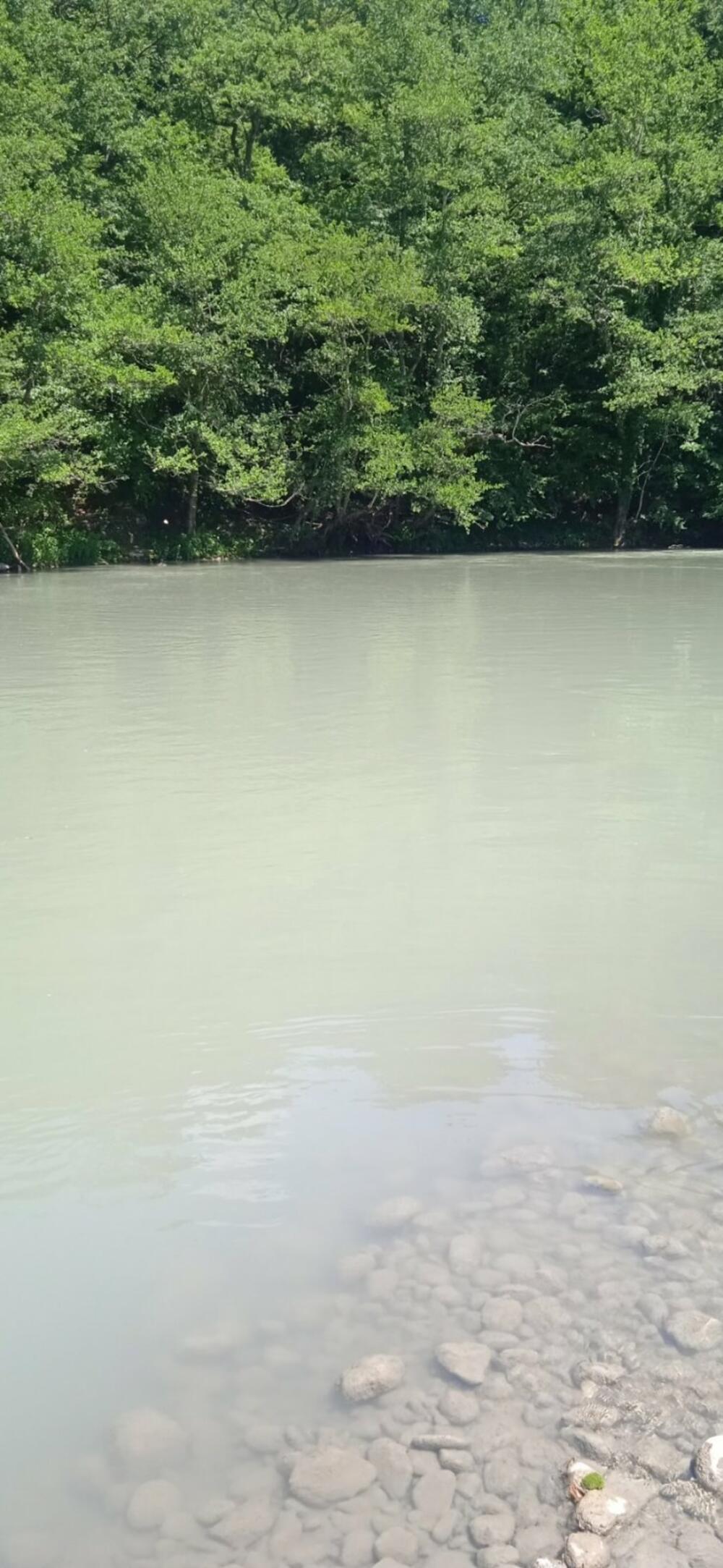 <p>Šljaka i otpadne vode iz Rudnika olova i cinka Šuplja stijena otekle i zamutile izvorište Badanja.</p>  <p>Iz Rudnika tvrde da na to nisu mogli da utiču, a šteta po životnu sredinu biće utvrđena narednih dana</p>