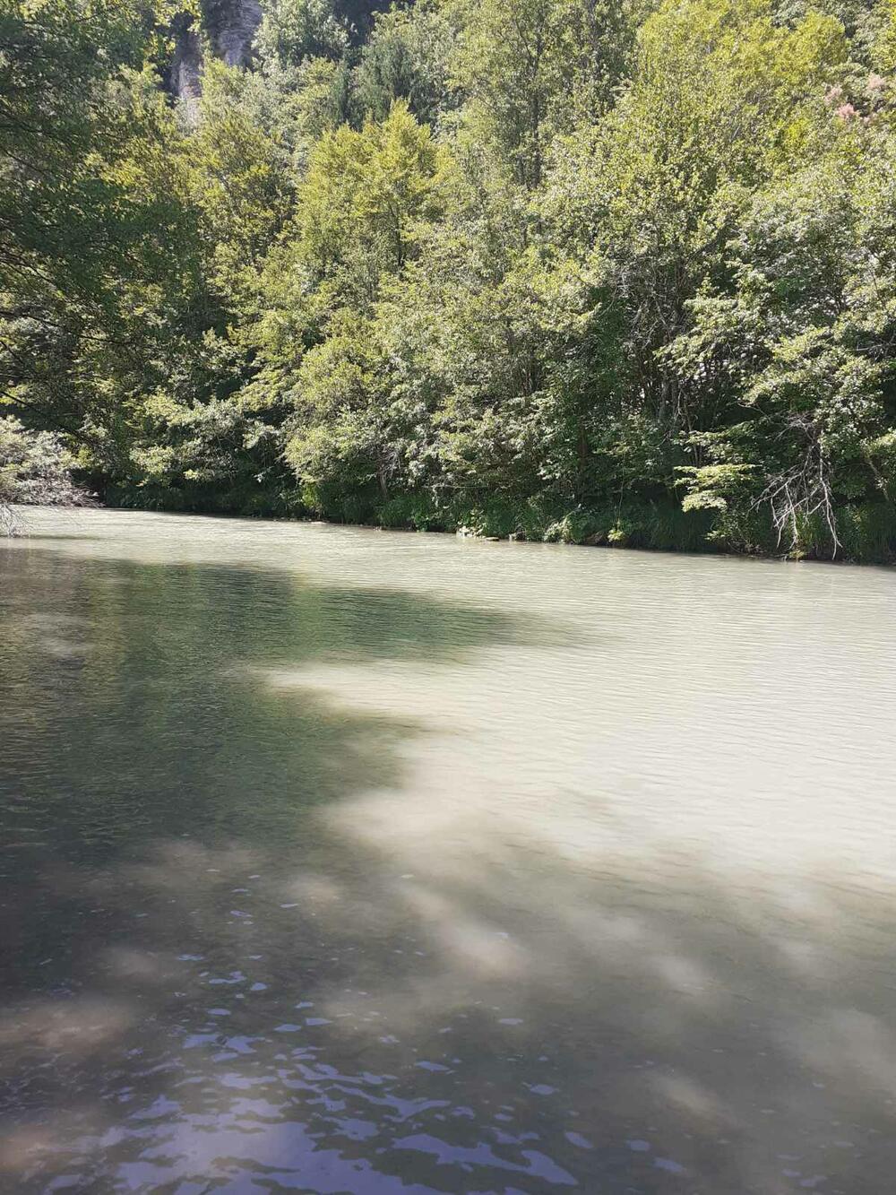 <p>Šljaka i otpadne vode iz Rudnika olova i cinka Šuplja stijena otekle i zamutile izvorište Badanja.</p>  <p>Iz Rudnika tvrde da na to nisu mogli da utiču, a šteta po životnu sredinu biće utvrđena narednih dana</p>